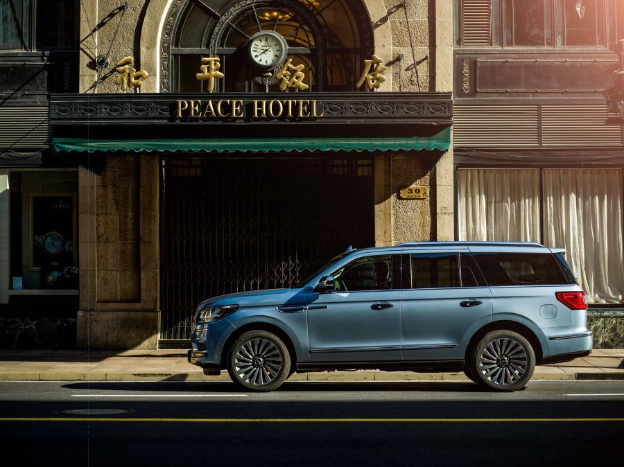  Lincoln Navigator Presidential 2017 года  (CN) (фото 28 из 40)
